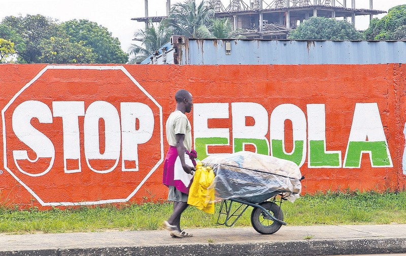 Isterie sau pericol? Deşi Ebola a ucis 4.000 de oameni, mulţi spun că virusul ar fi «umflat»