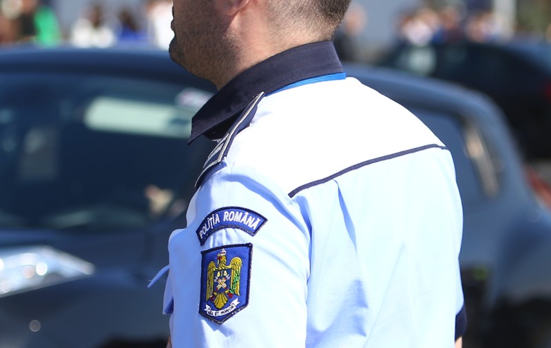 Mărturia tinerei care a mers să reclame că un polițist a violat-o. Femeia spune că a fost ținută trei ore „înțepenită pe un scaun” în camera de interogatoriu
