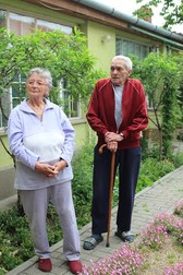 Parintii Emiliei, in curtea casei lor