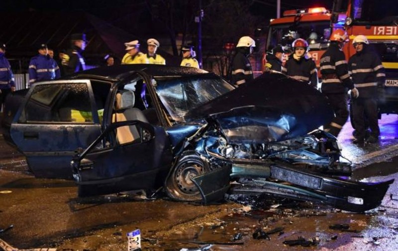 Trei răniţi în urma unui accident rutier provocat de un preot care era beat