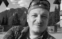 Imagine alb negru cu un bărbat cu ochelari de soare pe cap