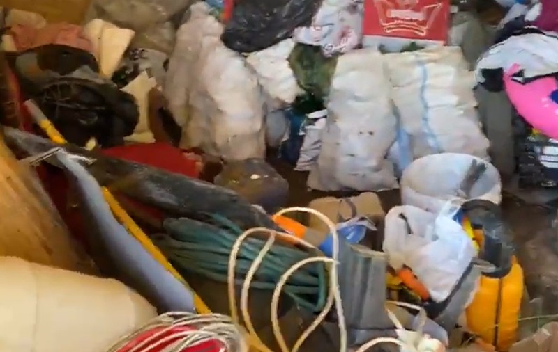 VIDEO | Dezastru pe plaja din Tuzla. Cazări încropite printre gunoaie, haznale construite lângă izvoarele de apă