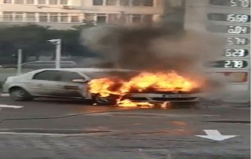VIDEO | Un taxi a luat foc într-o benzinărie!