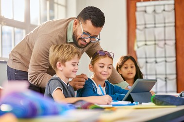 Profesorii moldoveni sunt instruiți digital și participă la diferite cursuri de inițiere în inteligență artificială. Foto: Shutterstock