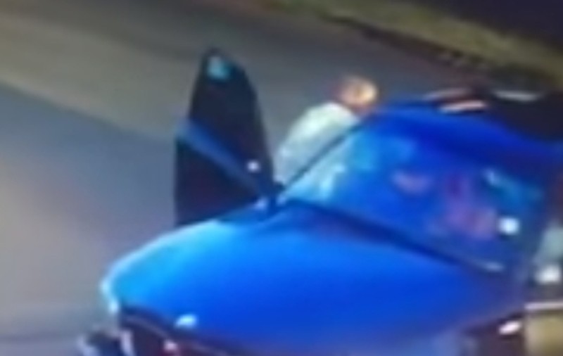 O femeie din Africa de Sud a alergat după hoții care o jefuiseră pe stradă. A vrut să urce în mașina lor | VIDEO