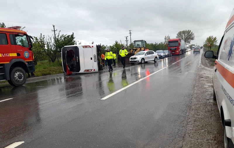 Un autocar cu 30 de persoane s-a răsturnat în Buzău. 23 de oameni au ajuns la spital, șoferul e în stare gravă
