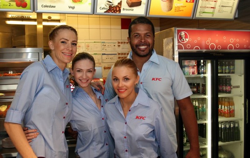 Cabral, Roxana Ciuhulescu, Andreea Ibacka și Mădălina Drăghici i-au servit, preț de câteva ore, clienții unui fast-food din București