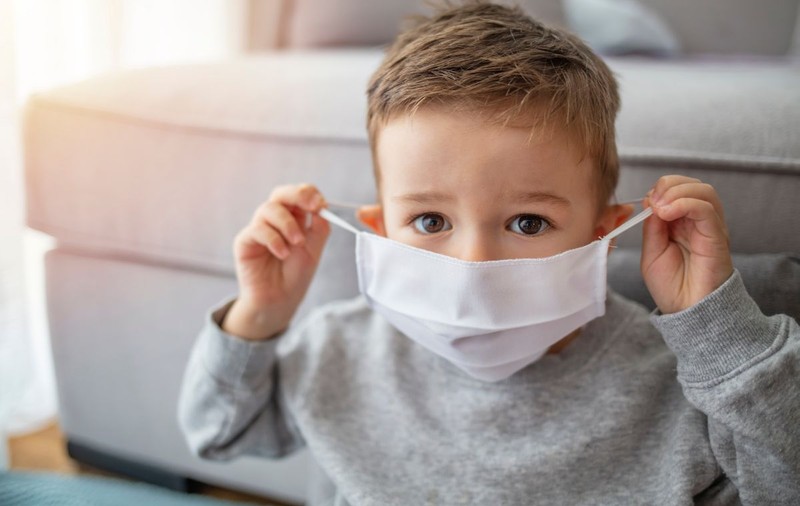 Avertismentul pediatrilor: Măștile de față sunt prea periculoase pentru copiii sub 2 ani