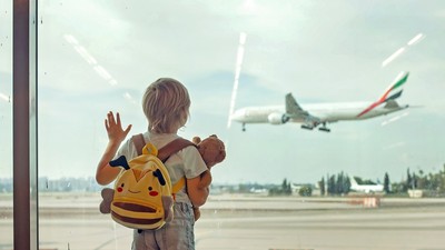 Child,,Watching,From,The,Window,Of,The,Airport,The,Planes,