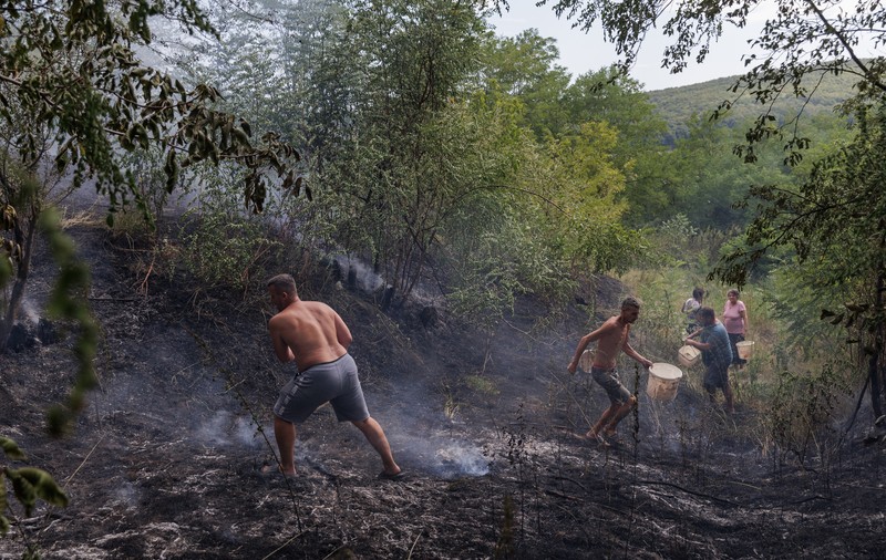 FOTOREPORTAJ Incendiu de vegetație la Drăganu, Argeș. Alături de pompieri, localnicii au sărit să ajute și ei, cu furtunuri, găleți și lopeți, în lupta cu focul care amenința casele