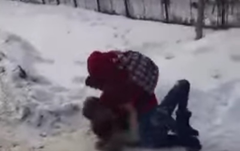 Două eleve s-au bătut în fața școlii în județul Botoșani. Scenele de violență au fost filmate, iar nimeni nu a intrevenit să le oprească / VIDEO