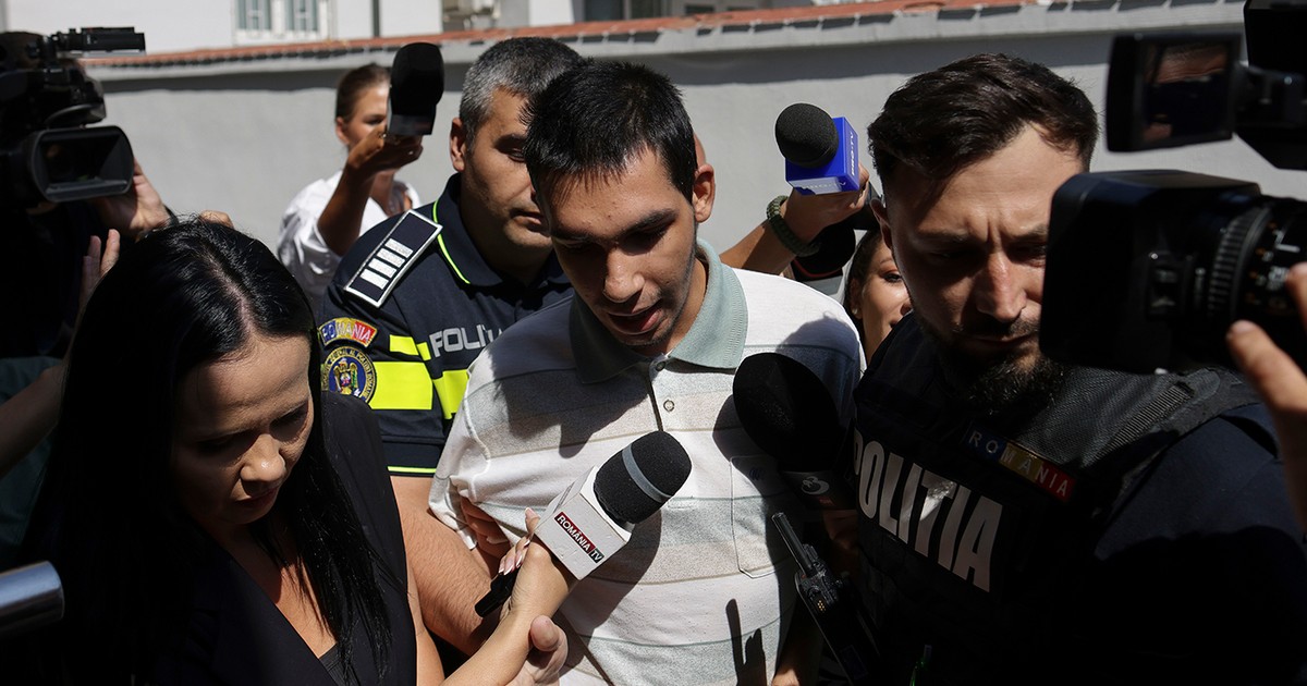 Costin Tudoran, tanarul care a agresat un livrator din Bangadesh, e adus sub escorta politiei la Parchet