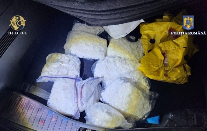 Traficanți din Cluj, prinși cu 17 kilograme de droguri în portbagaj. Unul își ascunsese cheia de la mașină în lenjeria intimă