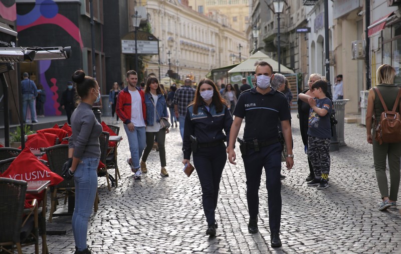 Azi se decide intrarea Bucureștiului în scenariul roșu, cu măști obligatorii în aer liber, școli și restaurante închise. Premierul dă ca sigură înăsprirea restricțiilor, prefectul nu