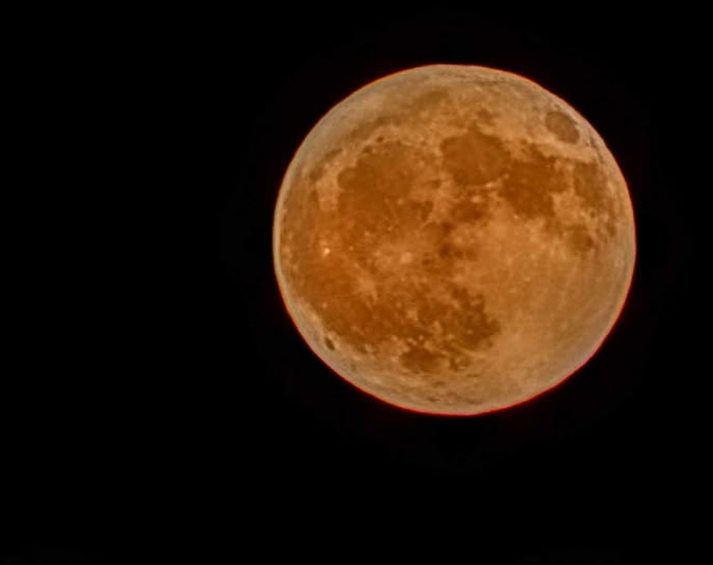 Cum s-a văzut „Luna Căpșună” pe cerul României. Imaginile impresionante din toată țara