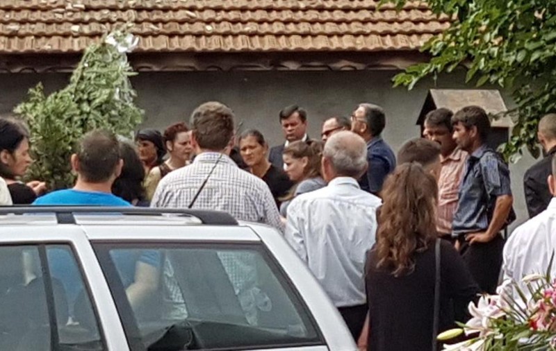 Polițista Adela Lăpădat a fost înmormântată alături de mama și copilul pe care i-a ucis