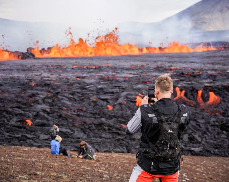 O erupție vulcanică din Islanda, atracție turistică pentru mii de oameni: „Am început să plâng. E atât de frumos”