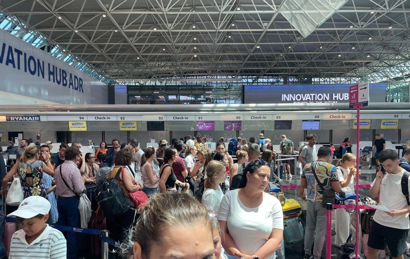 VIDEO. Sute de români, blocați pe aeroport la Roma, după ce Wizz Air a anulat o cursă către București. „La call center nici nu știau că e anulat”