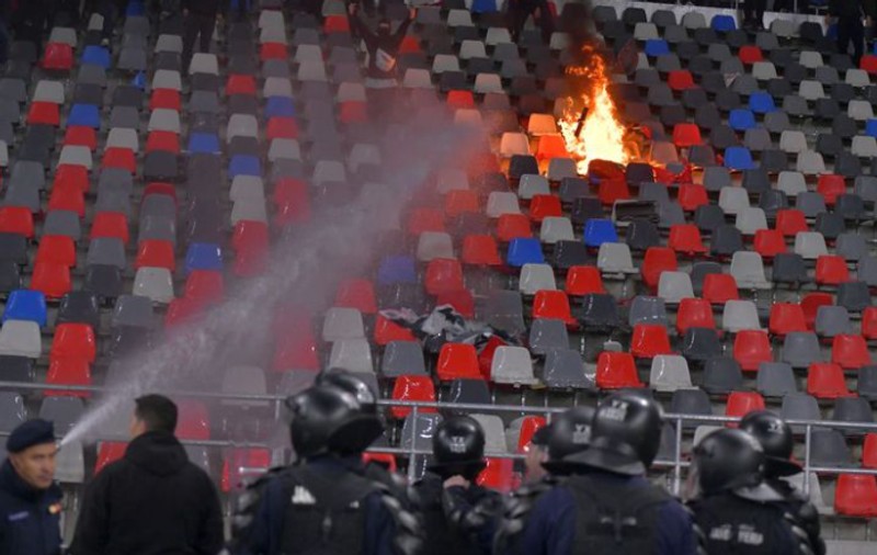 Sancțiunile date de Jandarmerie după meciul CSA Steaua - Dinamo. 17 fani au primit interdicție de intrare pe stadioane
