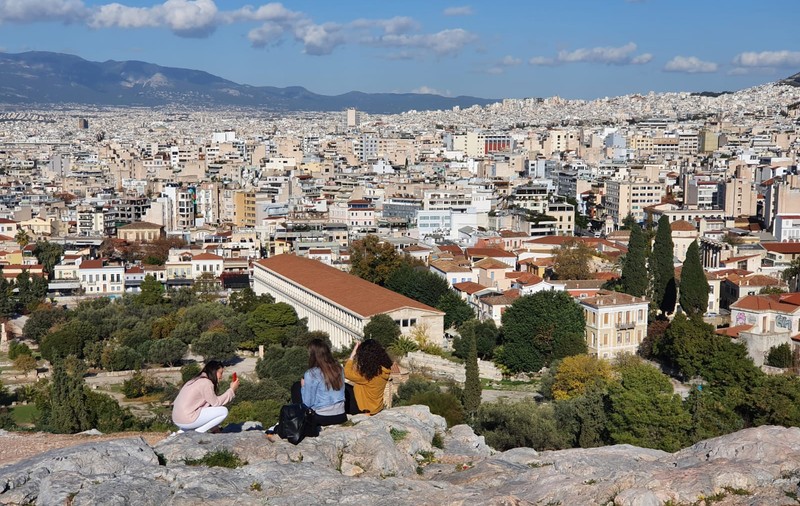 Reportaj din Atena, aflată în lockdown, în prag de sărbători: străzi aproape pustii, puțini turiști și o baie în Mediterana la 20 de grade