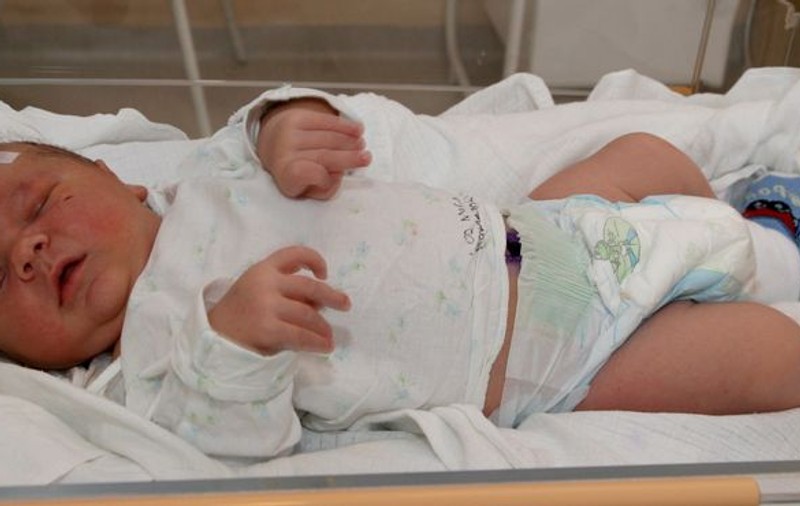 A făcut stop cardiac după ce a născut un băieţel de 6 kg