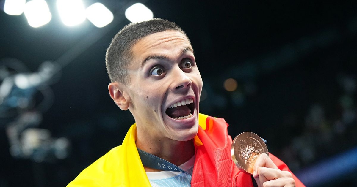 31 iulie 2024, Franța, Paris: Jocurile Olimpice, Paris 2024, 100 m liber, masculin, finală, locul trei, David Popovici din România sărbătorește cu medalia de bronz