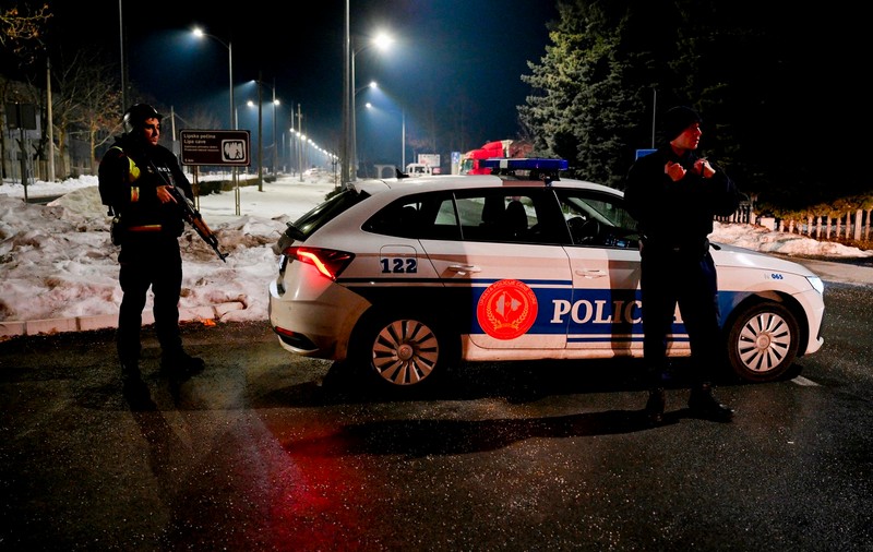 Atacatorul din Muntenegru s-a împușcat în cap în fața polițiștilor. Bilanțul crește la 12 morți: trei zile de doliu național
