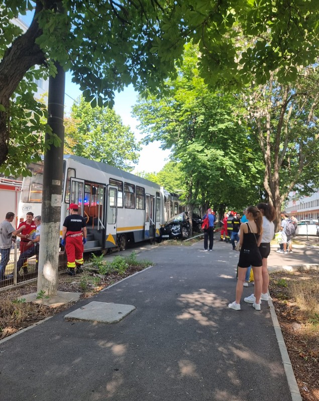 Mașină strivită în București, după ce un tramvai a lovit-o în plin. Linia 25 este blocată