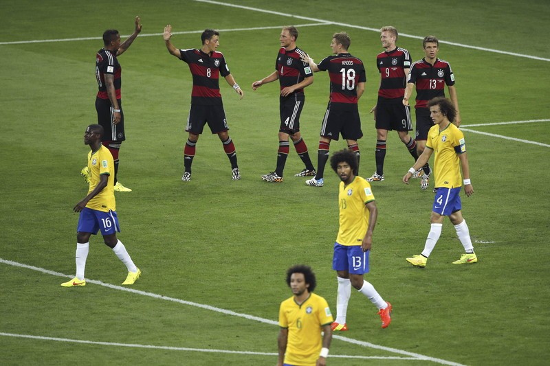 Aroganțe între germani și brazilieni la început de an. Nemții le-au amintit brazilienilor de acel 7-1 din semifinala de la CM 2014, iar brazilienii le-au dat peste nas rivalilor cu acel 2-0 din finala CM 2002 FOTO: EPA