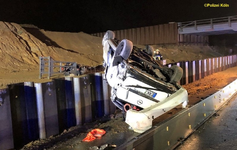 Un șofer a căzut cu mașina de pe o autostradă în reparații, în Germania. Indicatoarele care semnalizau lucrarea au fost îndepărtate de necunoscuți