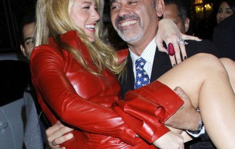 Foto | Blake Lively, luată în brațe de Christian Louboutin. Află de ce!