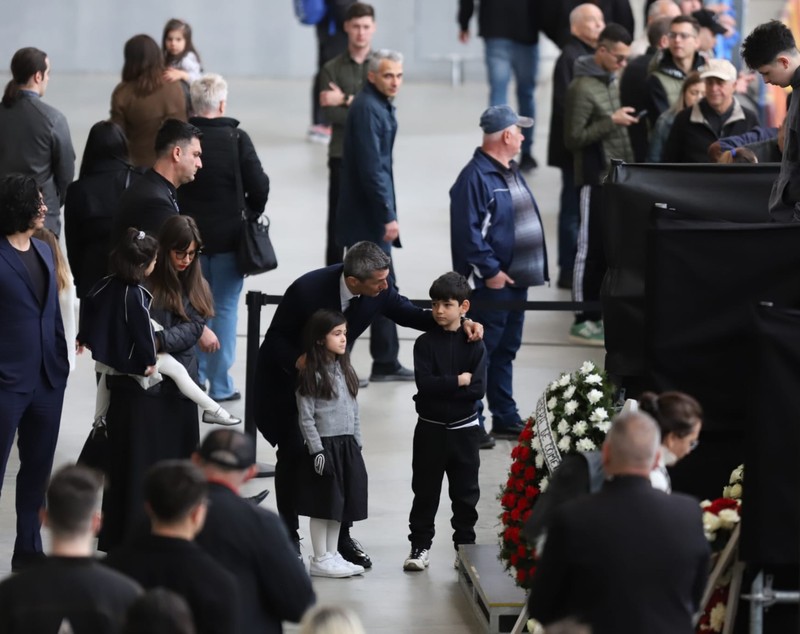 Livetext Mii de români își iau adio de la Mircea Lucescu la Arena Națională înainte de funeraliile cu onoruri militare / „Leucemia i-a provocat și grăbit sfârșitul”
