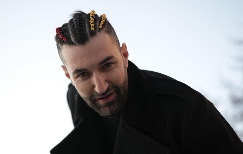 Smiley își donează părul persoanelor diagnosticate cu cancer. „Mâine mă tund. Freza nouă, look nou”