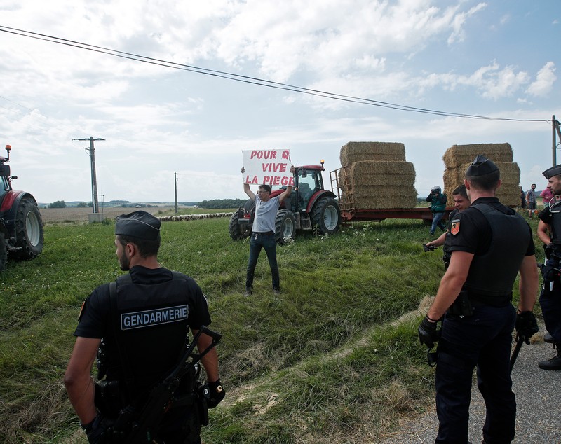 Scene incredibile în Turul Franței. Fermierii au oprit etapa a 16-a. Jandarmii au folosit gaze lacrimogene / GALERIE FOTO