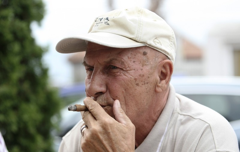 Reportaj la Satu Mare, acasă la Iosif Vigu. La 70 de ani, arată de 55: ”Fumez ca nebunul!”. Ar da buzna peste domnu′ Dan! VIDEO