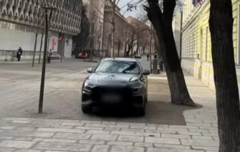 Șoferi din Cluj, surprinși cum încalcă legea și merg cu mașina pe o stradă pietonală: „Se parchează peste tot și se circulă pe mijloc”