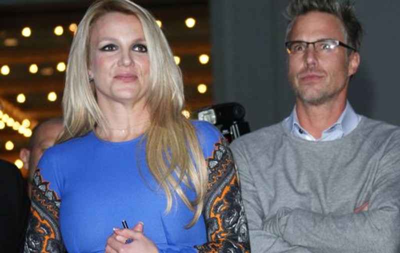 Britney Spears a rupt logodna de Jason Trawick