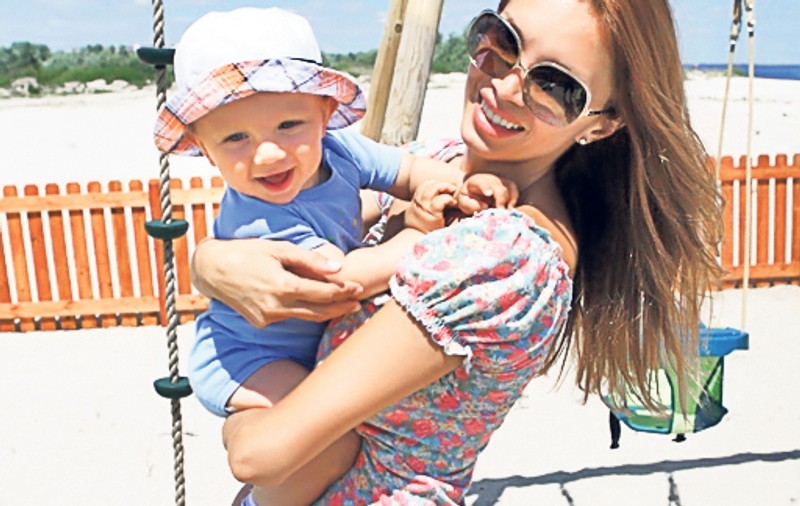 Cristina Spătar îşi petrece vacanţa cu fiul ei, la Mamaia