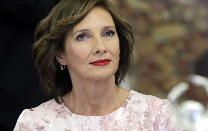 Carmen Iohannis, soția președintelui României, va preda în continuare la Sibiu
