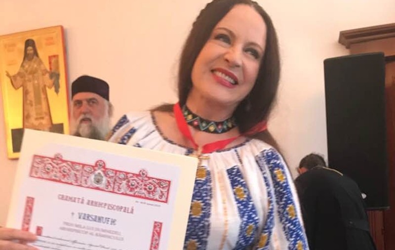 Maria Dragomiroiu, decorată de biserică! Cântăreața de muzică populară a primit Crucea Râmnicului de la arhiepiscopia din orașul natal