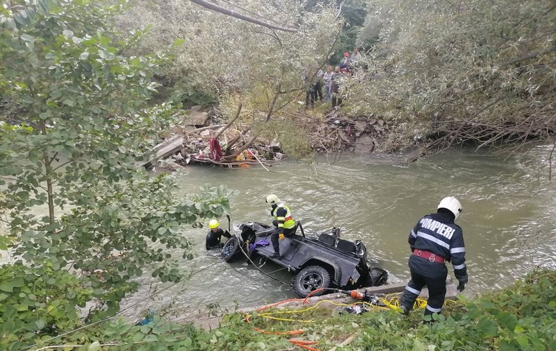 Doi bărbați au murit după ce maşina în care se aflau a căzut în râul Bistriţa