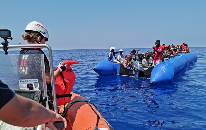 Ministrul italian de interne refuză acostarea navei unui ONG german cu migranţi la bord