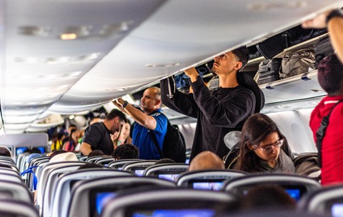 O companie aeriană elimină bagajul de mână gratuit. De când va intra în vigoare noul tarif și cât va costa