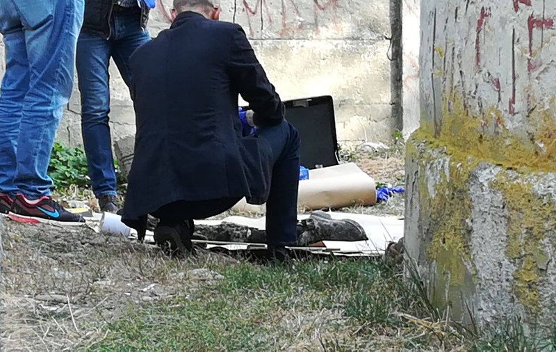 FOTO/ Descoperire macabră la Focșani. Un picior uman a fost găsit într-un canal, lângă unitățile militare