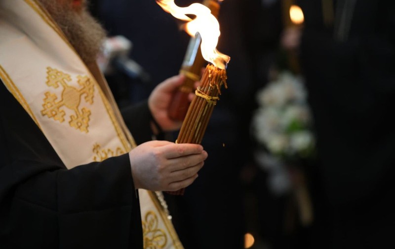 Cum vor primi credincioșii Lumina Sfântă. Acord între MAI și Patriarhia Română: Polițiștii vor ajuta voluntarii în noaptea de Înviere
