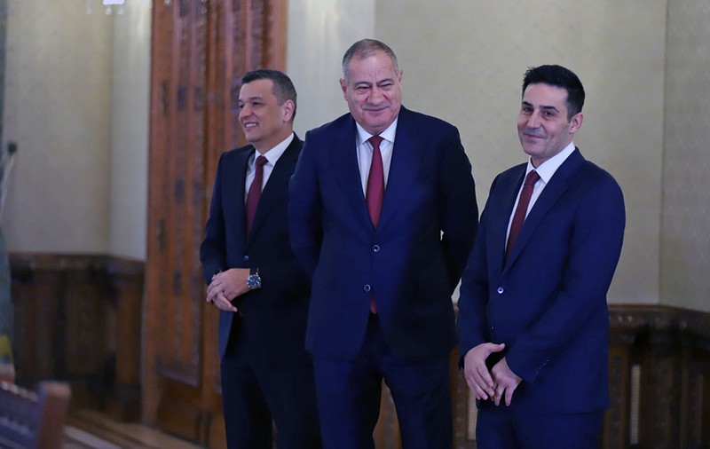 Viața politică la români: gargară, curluntrism și laudatio pe bani publici