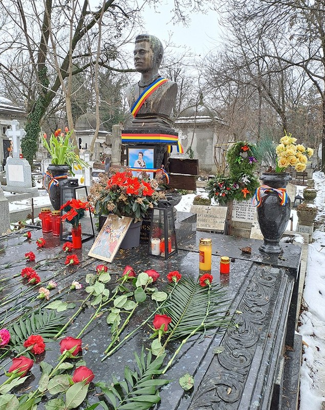 Ce a găsit Ionuț Dolănescu la mormântul tatălui său. Ion Dolănescu ar fi împlinit 82 de ani pe 25 ianuarie