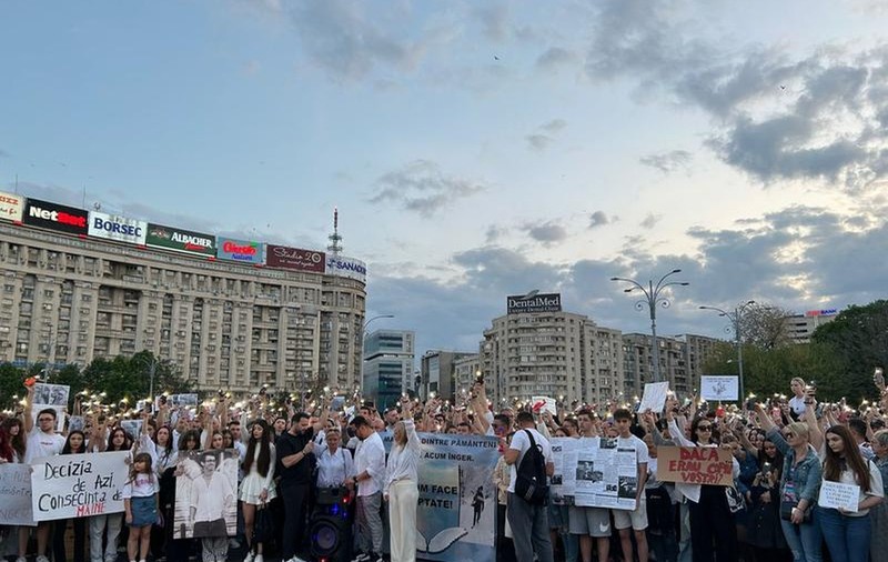 Peste 200 de persoane au protestat în Piaţa Victoriei față de modul cum se judecă dosarul lui Vlad Pascu