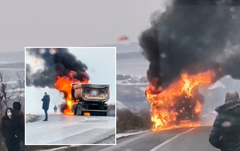 VIDEO | Camion în flăcări la Slobozia Conachi, în Galați. Cabina s-a aprins în mers, în mijlocul șoselei