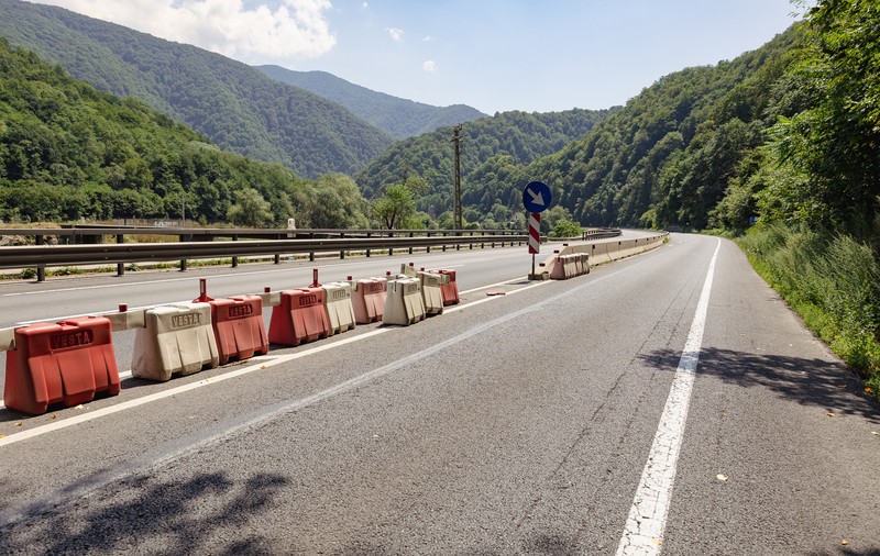 Circulaţia rutieră va fi închisă, în reprize, pe trei sectoare ale DN 7, între Râmnicu Vâlcea şi Sibiu, până în 25 octombrie
